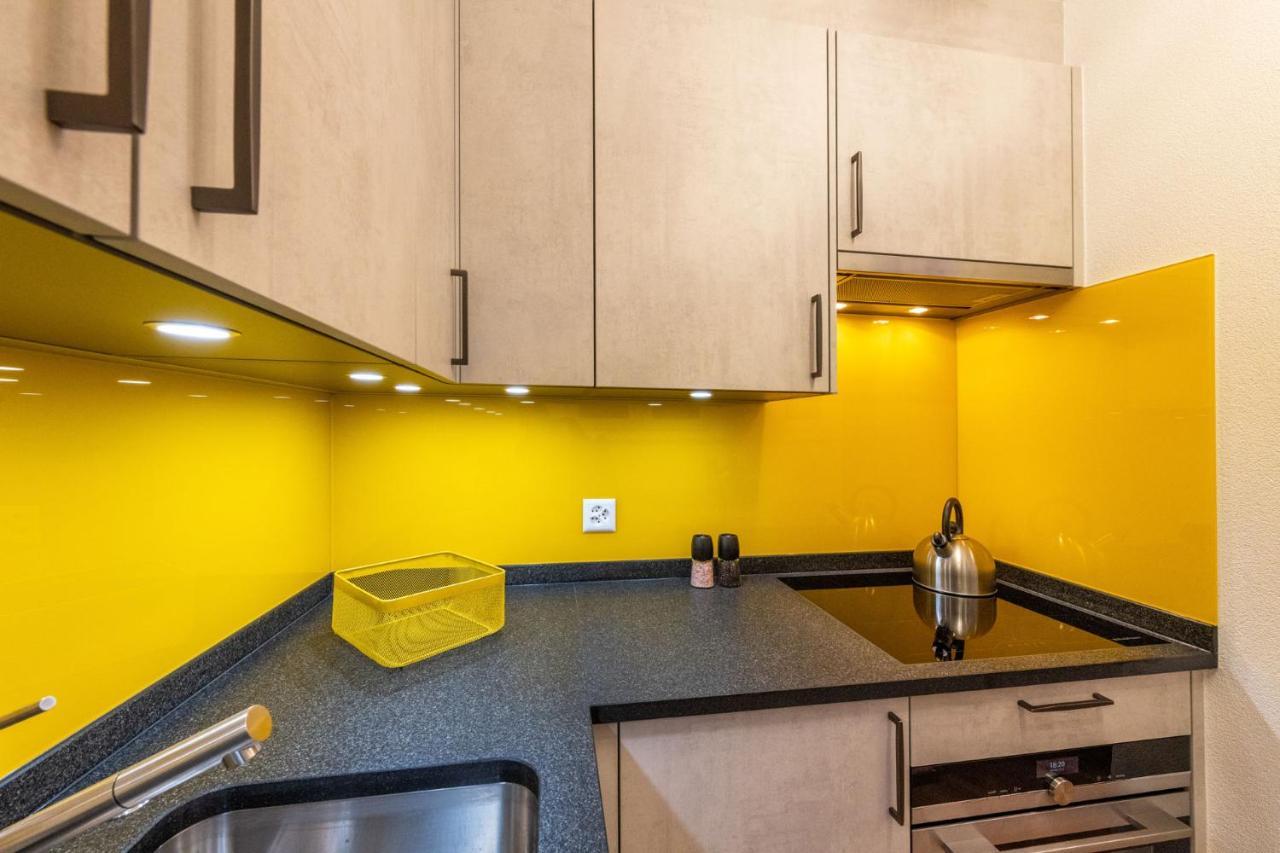 Ambassador Yellow Home Grachen Exterior photo