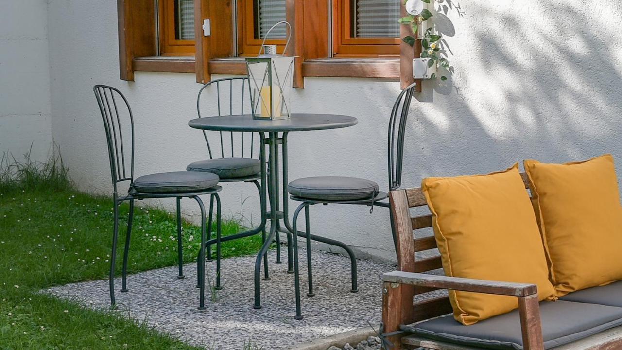 Ambassador Yellow Home Grachen Exterior photo