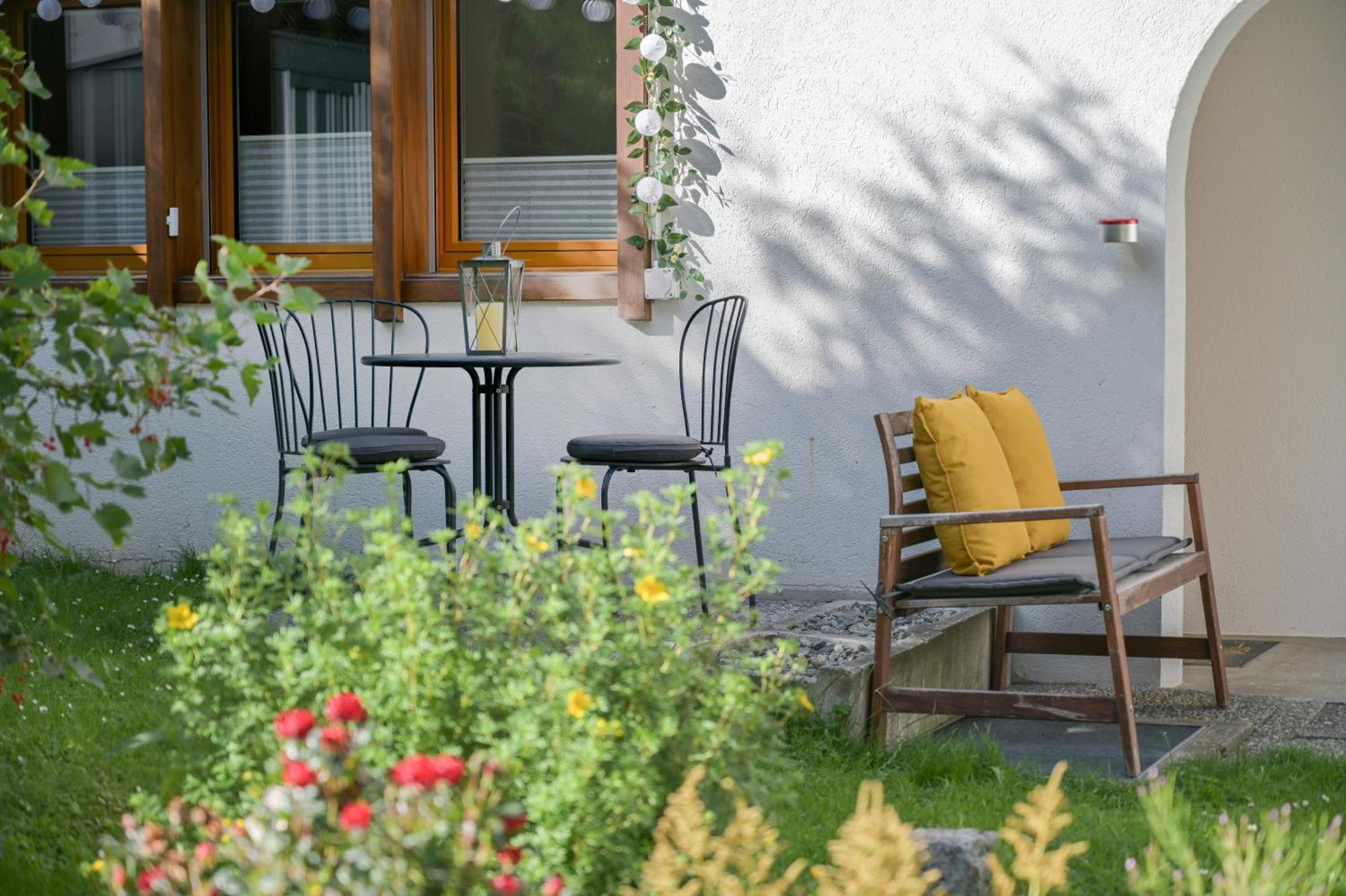 Ambassador Yellow Home Grachen Exterior photo